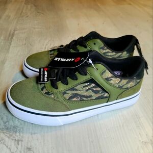 NWTs airwalk leather boys' shoes, sz. 4